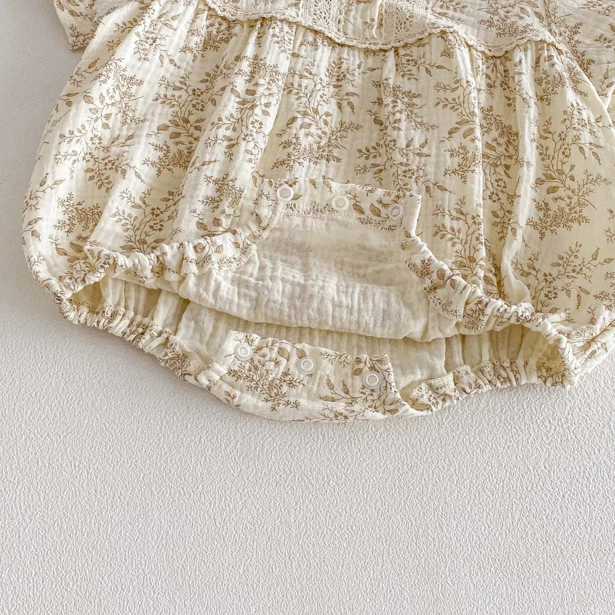 Barboteuse Fleurie avec Noeud de Cheveux Assorti – Bébé Fille
