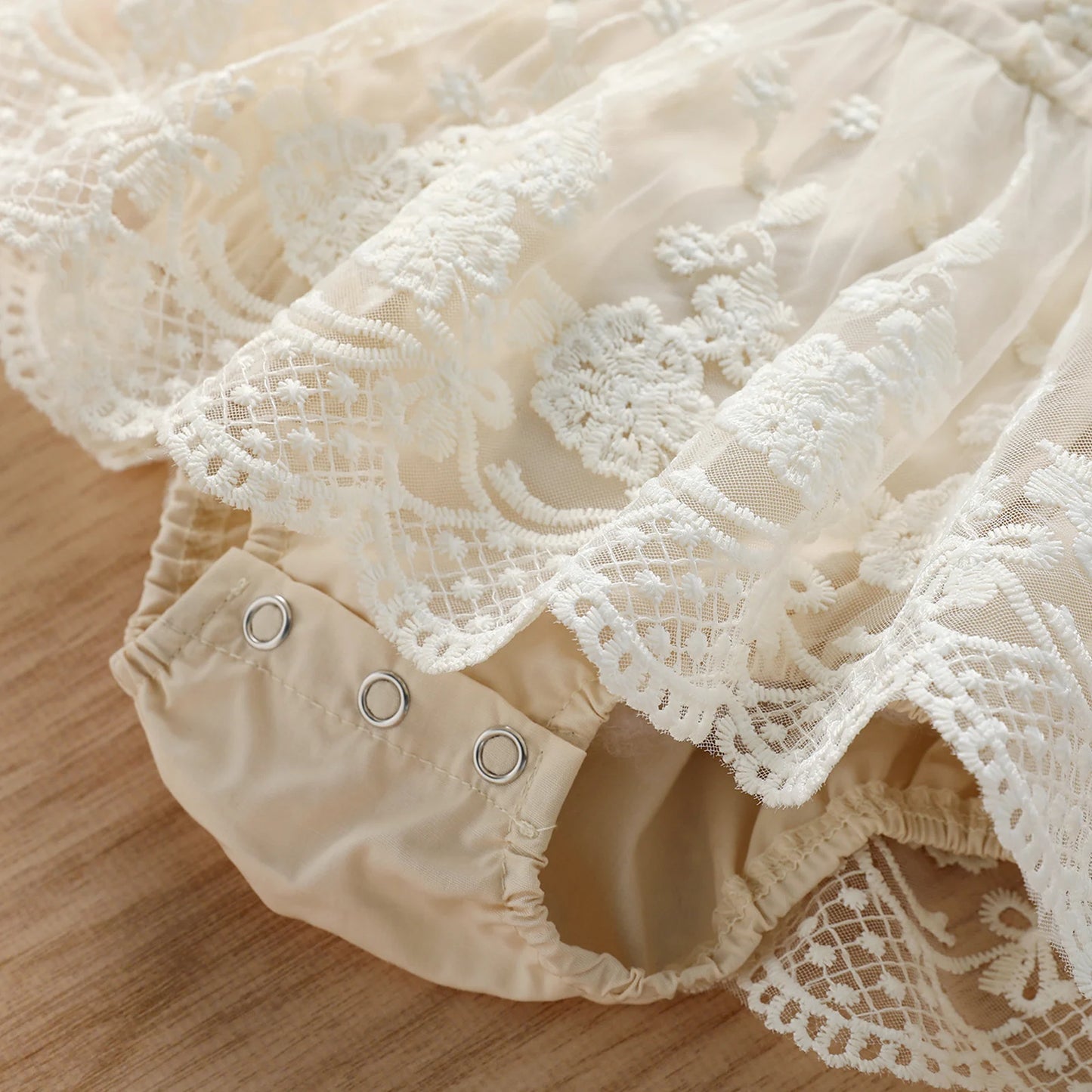 Barboteuse Bébé Fille – Dentelle Florale Brodée, Bretelles, Baptême & Mariage, 0-24 Mois